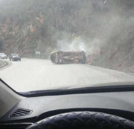 路边有辆翻过身的车子, 仔细一看是一辆五百万宾利慕尚