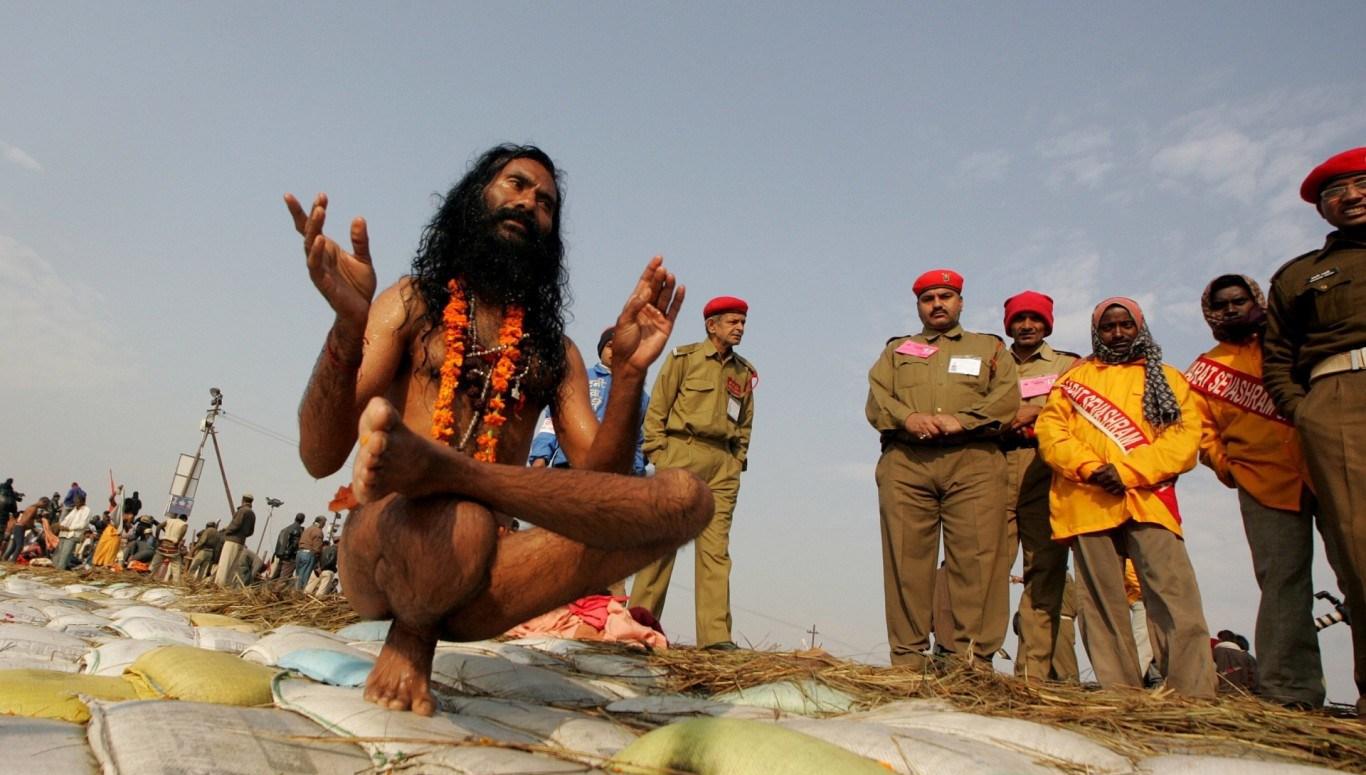 印度最厉害的苦行僧，单举右臂46年没放下过，如今却变成了这样_凤凰网视频_凤凰网