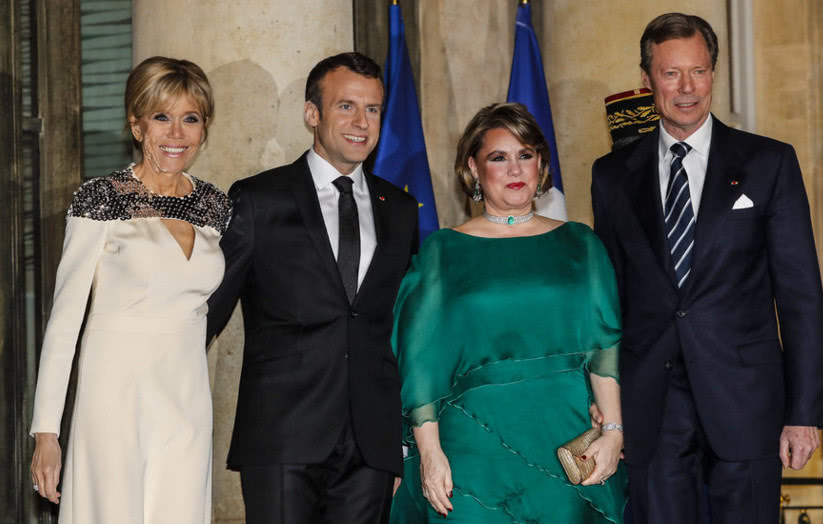 马克龙为卢森堡大公举行国宴 布丽吉特一袭白色长裙尽显优雅