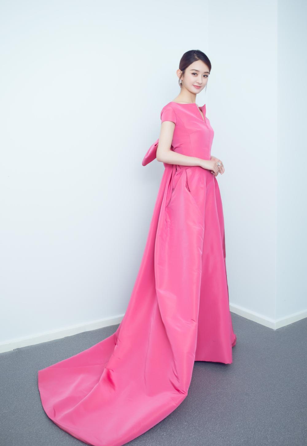 赵丽颖礼服长裙照片, 看了最后一张才知道, 颖宝