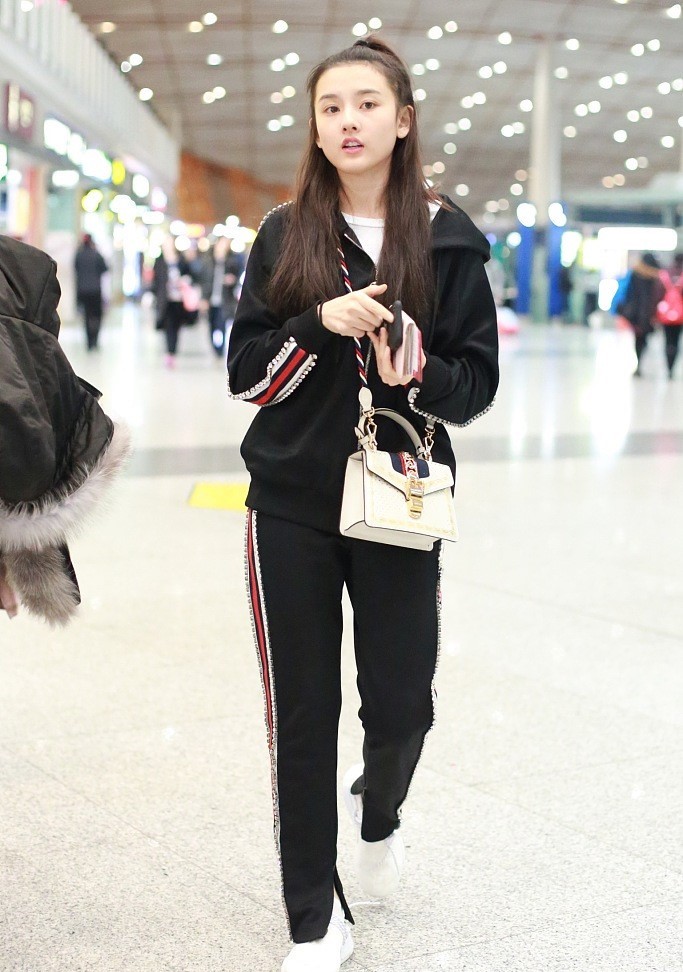宋祖儿一身黑色运动装现机场,青春力十足,网友:关晓彤