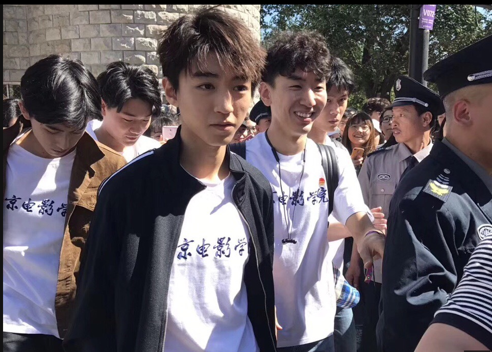 王俊凯去北京理工大学参加学校联谊活动 溢出