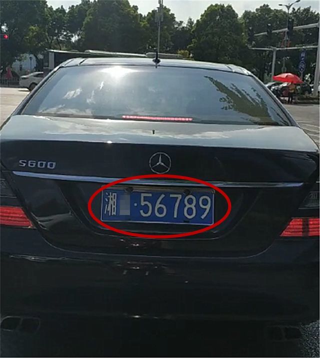 湖南一男子骑电瓶车时,偶遇269万奔驰,车牌不是连号却