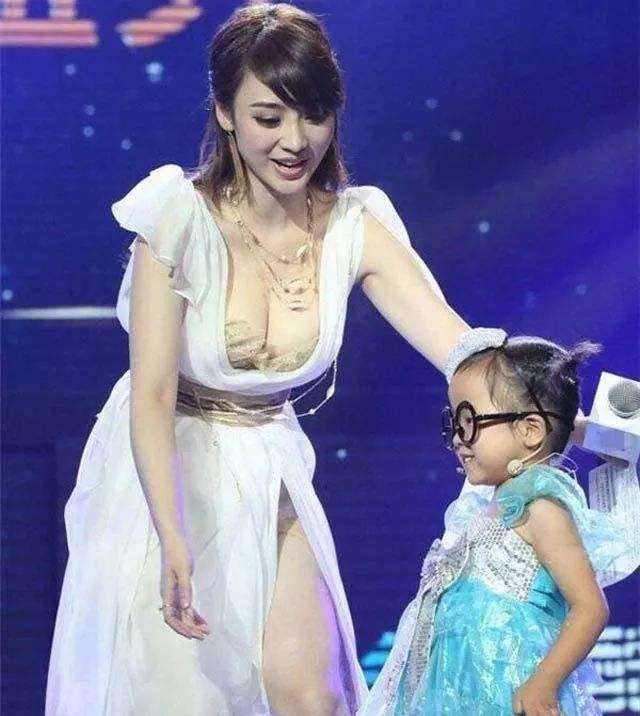 著名女主持人，现场主持少穿一件衣服，张国立死撑一个小时不敢看