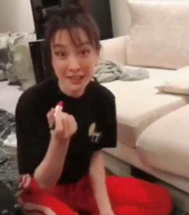 吴昕素颜直播出糗，用嘴咬瓶盖五官都扭曲了