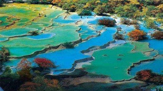 黄龙位于四川省阿坝藏族羌族自治州松潘县境内,是中国唯一保护完好的高原湿地,与九寨沟相距100千米,海拔1700~5588米,地貌特征是山雄峡峻。因沟中有许多彩池,随着周围景色变化和阳光照射角度变化变幻出五彩的颜色,被誉为人间瑶池。 黄龙以彩池、雪山、峡谷、森林四绝著称于世,再加上滩流、古寺、民俗称为七绝。景区由黄龙沟、丹云峡、牟尼沟、雪宝鼎、雪山梁、红星岩,西沟等景区组成,主景区黄龙沟位于岷山主峰雪宝顶下,面临涪江源流,似中国人心目中龙的形象,因而历来被喻为中华象征。
