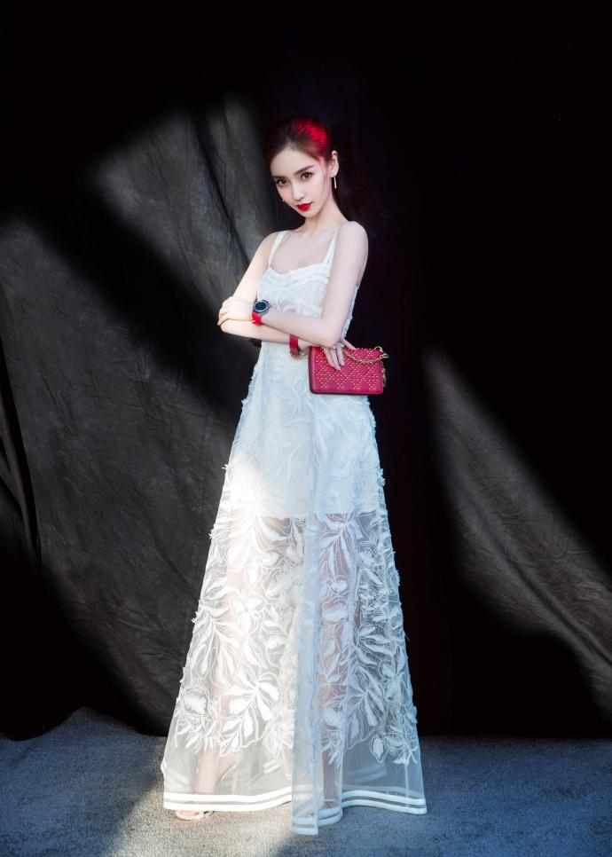 杨颖现身机场,上身近乎完美可下身却因选错鞋