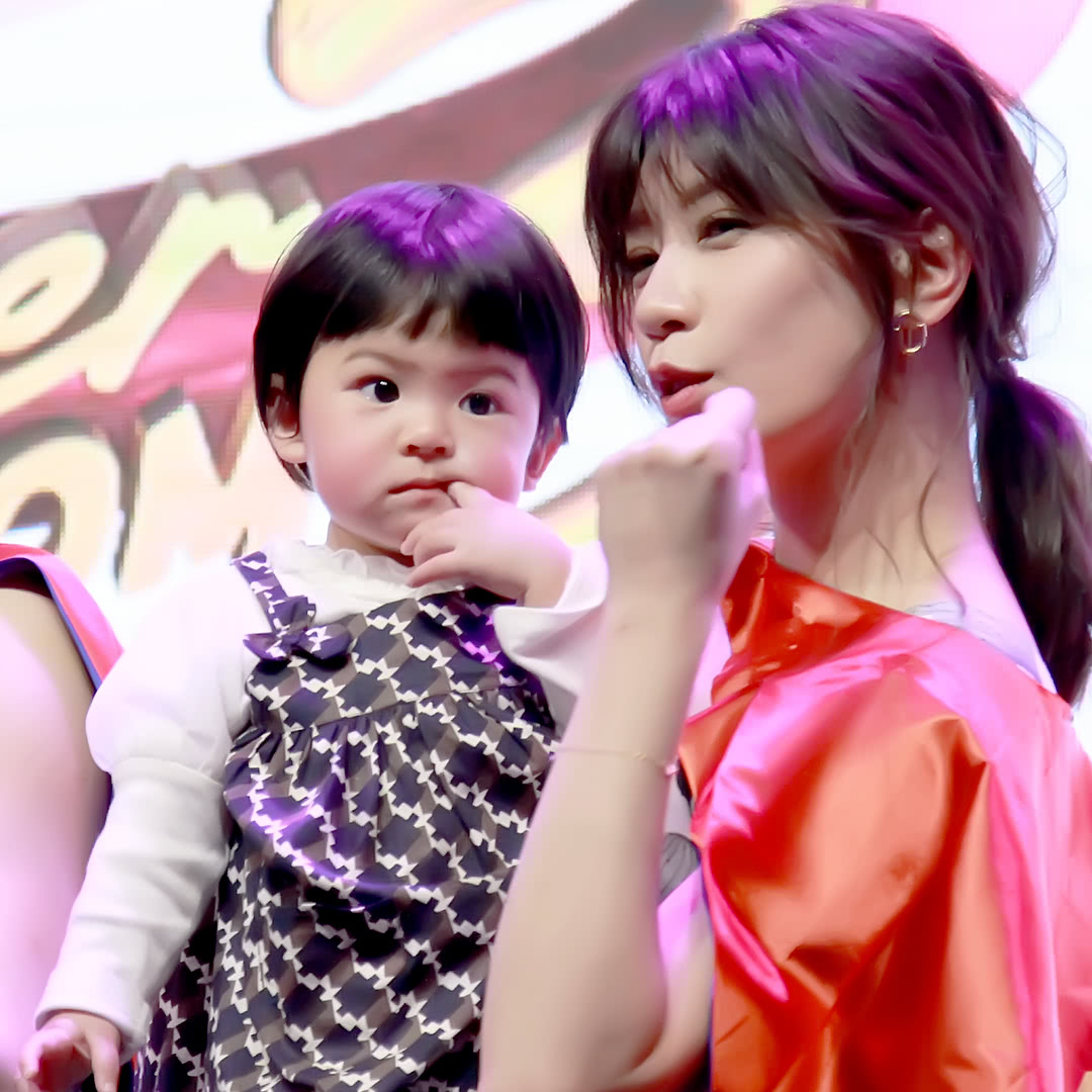 爸妈带娃各显神通?修杰楷陈冠希偏爱冲天辫,陈