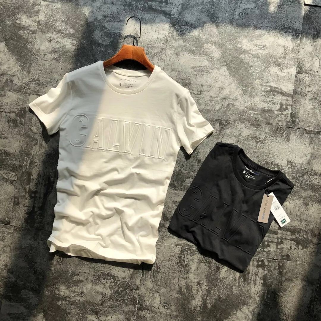 这件CK Jeans压印3D浮雕印花短袖简单有档次