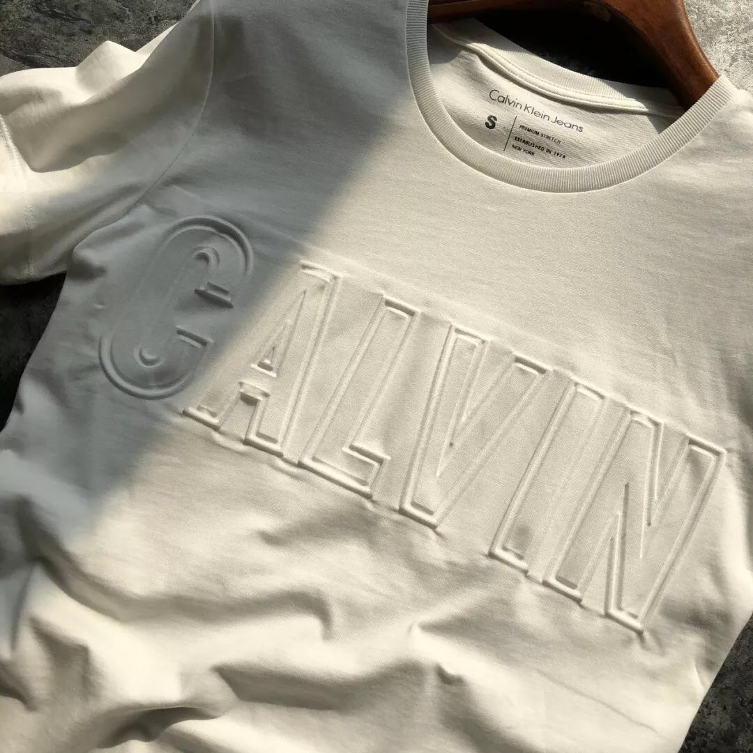 这件CK Jeans压印3D浮雕印花短袖简单有档次