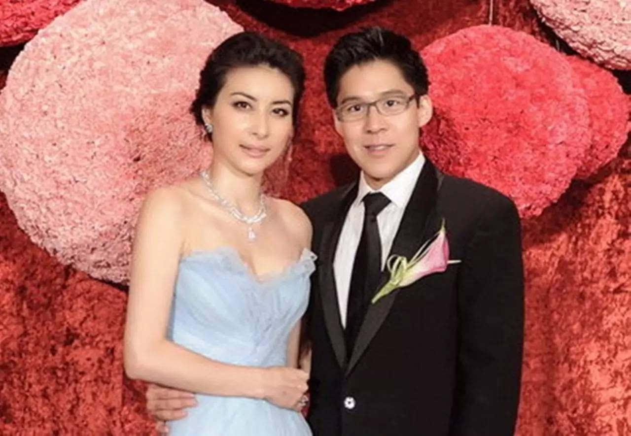 霍启刚郭晶晶小女儿正面照曝光,皮肤白皙眼睛大,标准的美人胚子