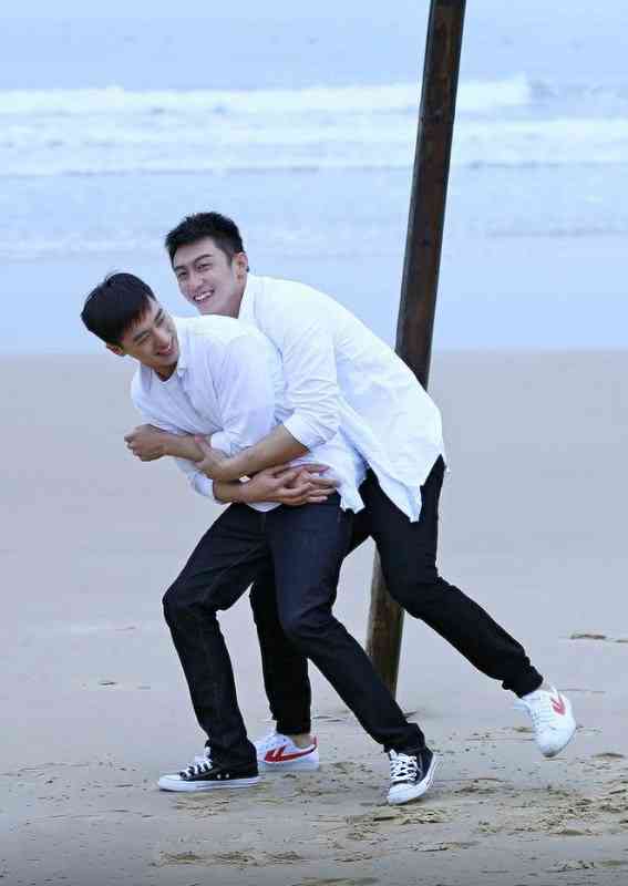 黄景瑜跟人合拍很自然,直到看到彭昱畅,我可以笑一年了