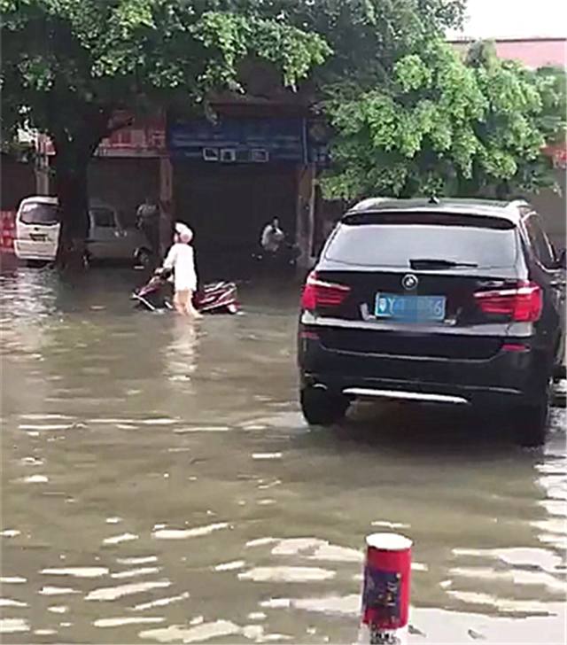 广东佛山发大水,宝马X3车主一个做法,引不少网