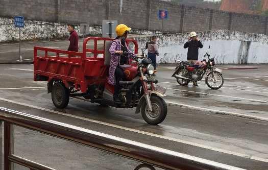 考三轮车驾驶证的女学员, 称赚了钱后首先买汽