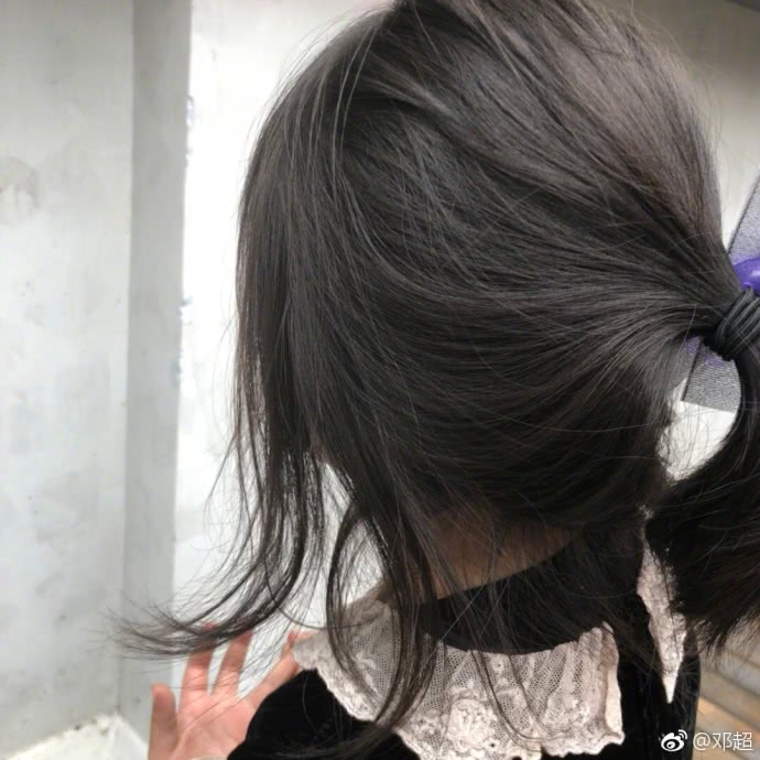 邓超给女儿梳辫子，小花妹妹称赞爸爸扎的最好看？