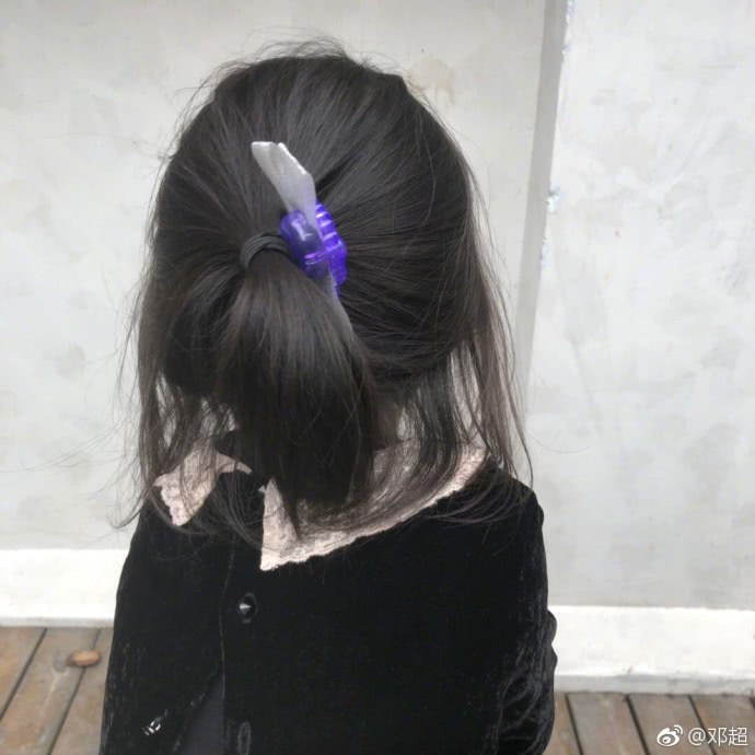 邓超给女儿梳辫子，小花妹妹称赞爸爸扎的最好看？
