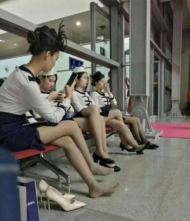 街拍飞机场里的美丽空务人员的丝袜美脚