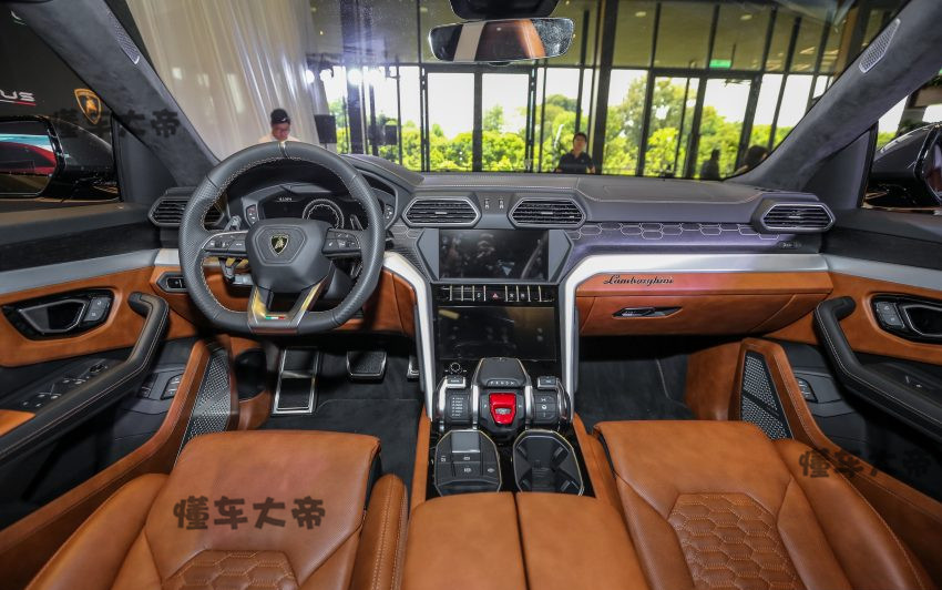 300多万的兰博基尼SUV内饰曝光，幸好不是我喜欢的颜色