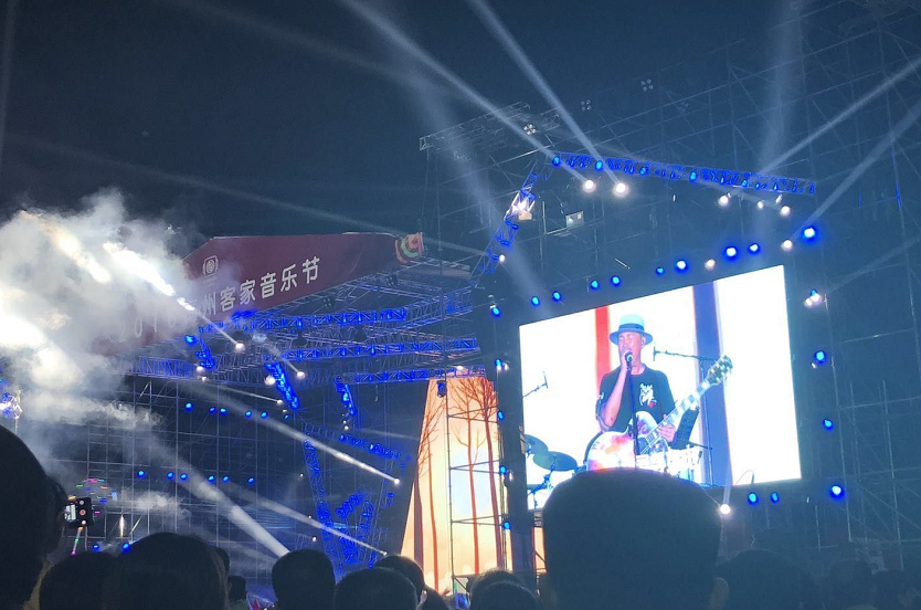 孙楠出席某音乐节闭幕式 现场万名观众齐挥国