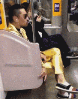 搞笑gif: 大姐, 你和司机师傅是亲戚吧这么大的家伙都