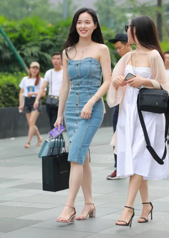 街拍:图3美女真会玩,裙子像