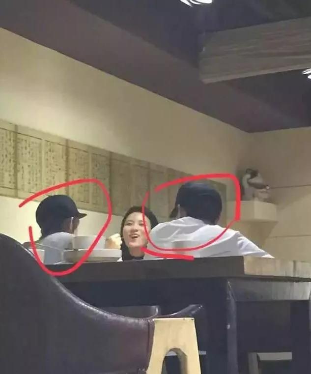 冯绍峰赵丽颖又被偶遇,女方衣着宽松小腹凸起?到底啥时候承认!