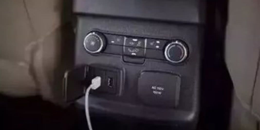 为何车内给手机充电,电量越充越少,开车充电的