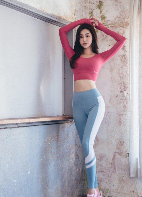 美图:美女们的紧身裤穿搭真个性,图2看上去最有女人味!