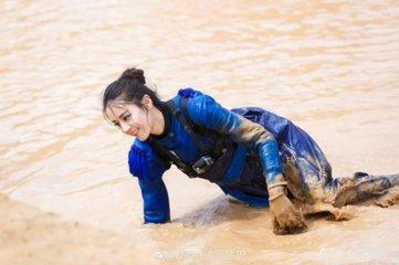 迪丽热巴直播领奖,频繁捂胸口遭网友吐槽:身材