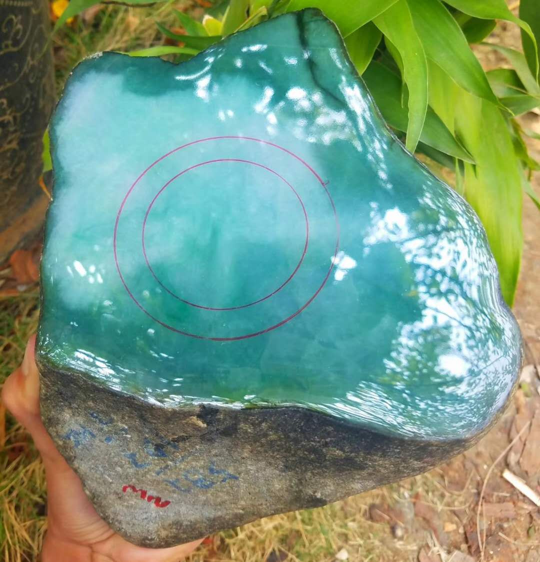 从老缅手里3.5w捡漏的翡翠原石切开后满眼的钱呀!