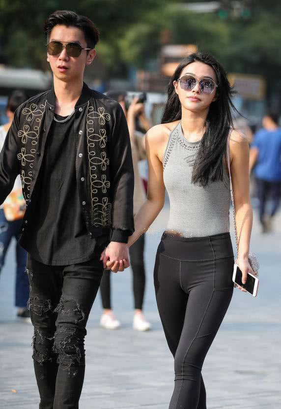 俏丽小姐姐紧身运动裤勾出迷人曲线,和男友逛街笑容羞涩