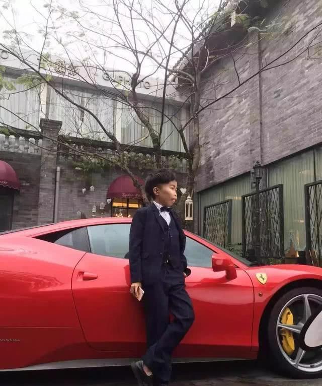 他曾坐拥劳斯莱斯、法拉利等豪车,美女相伴,如