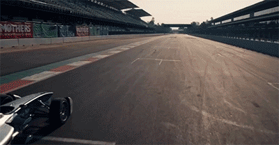 作死新境界,尝试用后空翻躲开飞驰的f1赛车