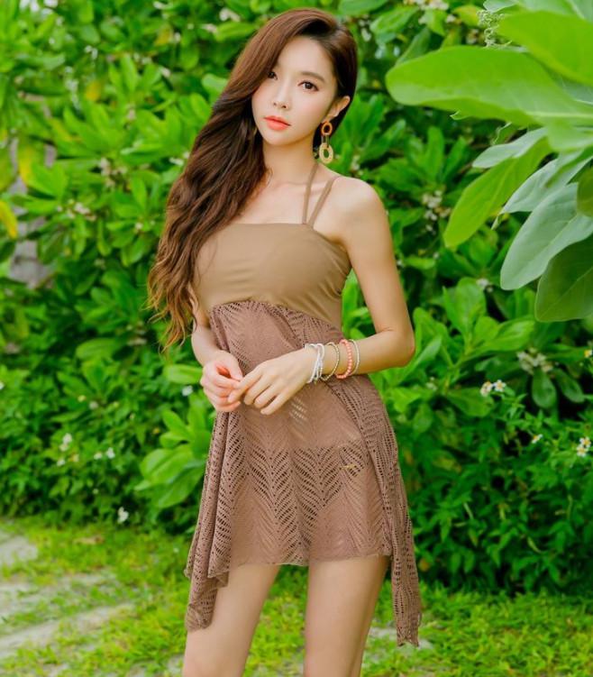 比基尼泳衣小姐姐:身姿苗条的打扮,添加简约情怀!