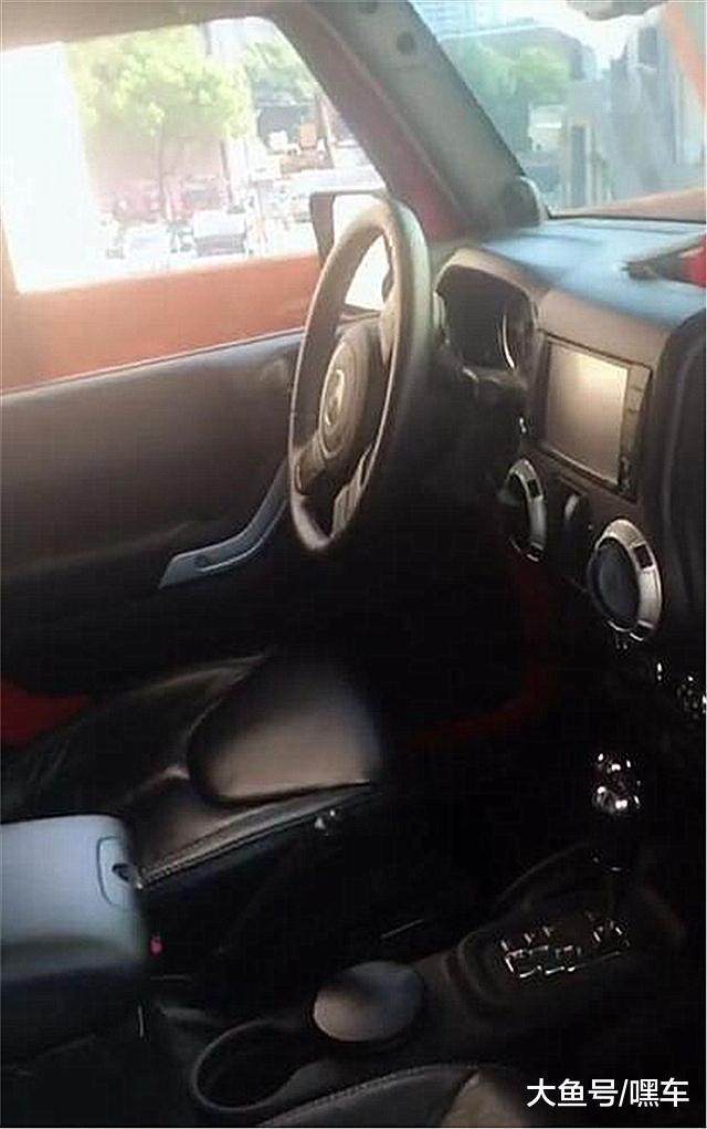 45万牧马人现身街头,女车主颜值逆天就是这坐