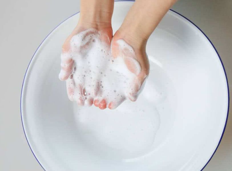 偷偷告诉你:洗脸时水里滴几滴,让你越洗越白嫩