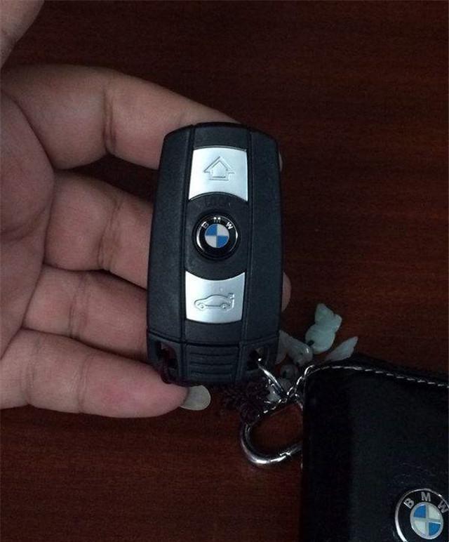 福建一男子开110万宝马跑车兜风，结果车上4位美女，惹网友争议！