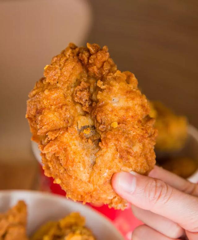 肯德基39元吃过瘾炸鸡桶强势回归!新品热辣玉米片脆皮鸡嗨翻天!