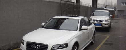 明明是奥迪a4l, 却在等红绿灯时, 却被车尾后几个字晕了