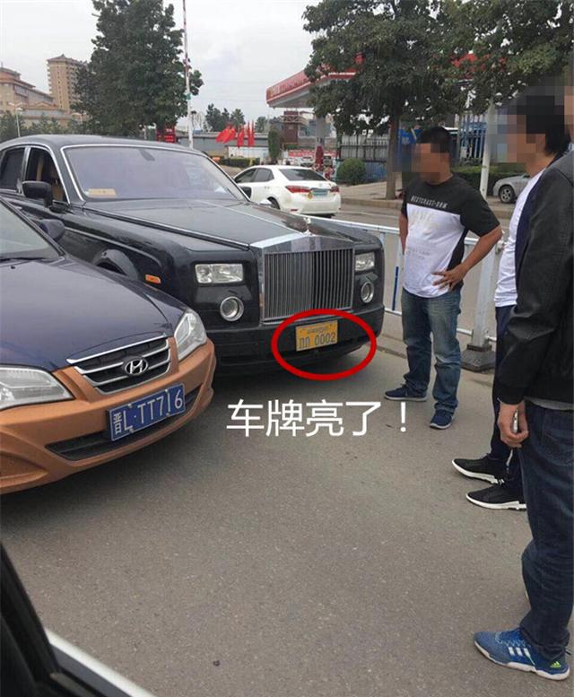 老挝的劳斯莱斯跑到山西去了，还跟的士撞上了，国内难得一见！