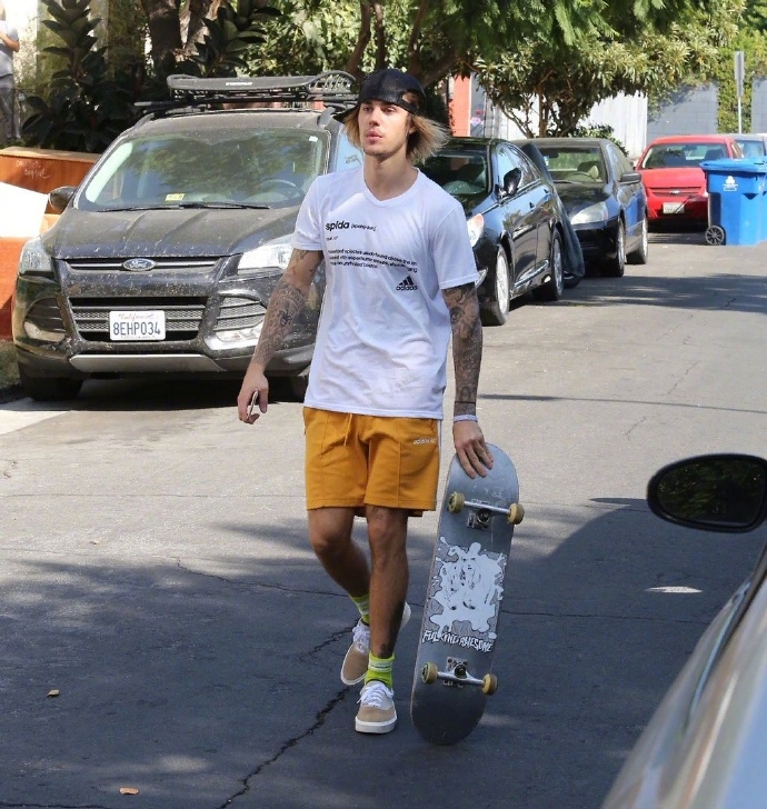 justinbieber街头,justinbieber街拍 justin bieber街头玩滑板 ,滑板boy