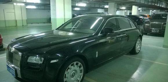土豪买3台劳斯莱斯占用9个停车位，网友：这才是土豪该有的风范！