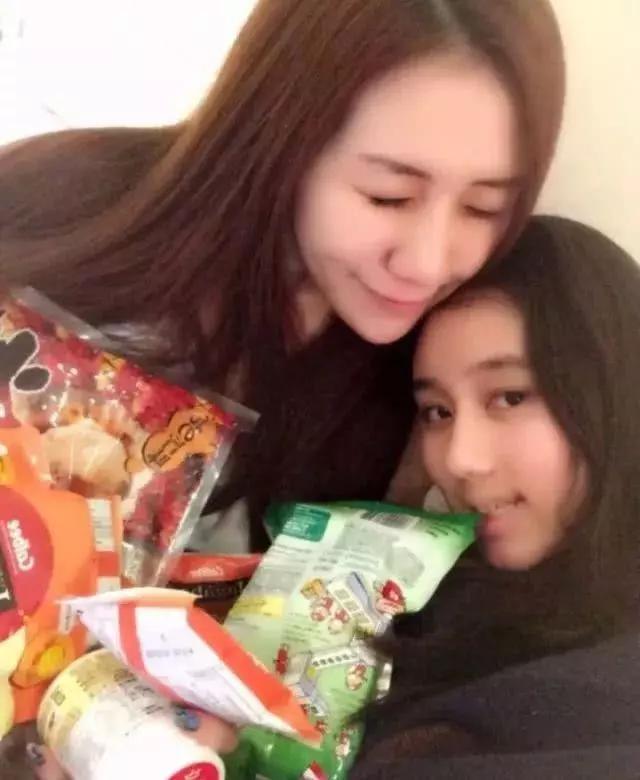 赌王19岁女儿何超欣近照,温婉美丽很清纯,在校是风云人物!