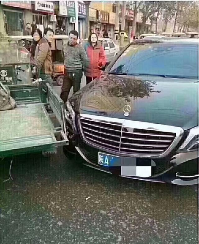 一位老人骑三轮车把一辆奔驰车刮掉一块漆,赔