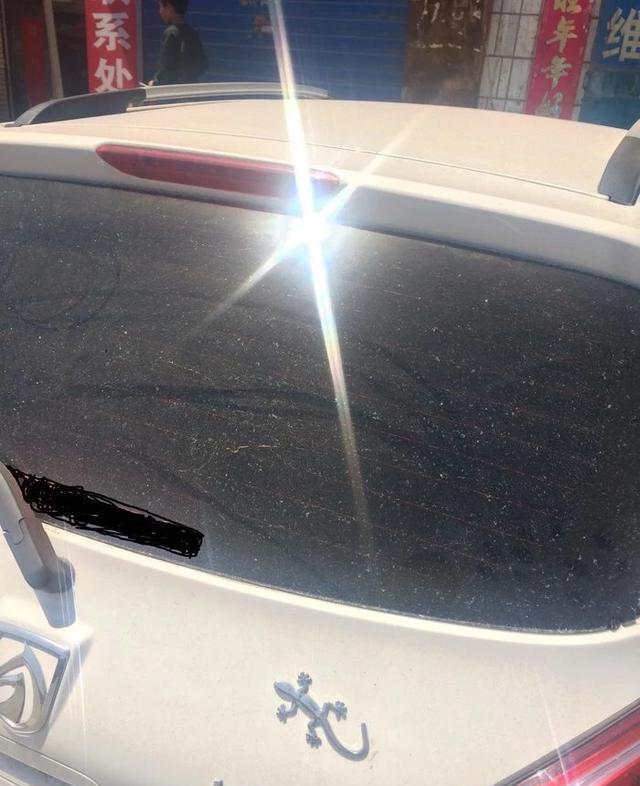 便宜货质量真糟糕, 宝骏310停路边玻璃被太阳晒爆裂了