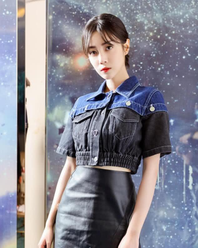 李溪芮高跟鞋不是银针跟、也不是方跟、圆跟