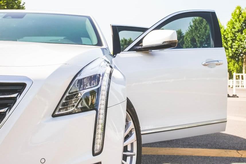 别光看奔驰宝马了，这辆40万的美国车比奥迪A8还霸气