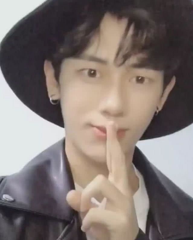 抖音邋遢男走红,摘掉眼镜秒变男神,网友:整容