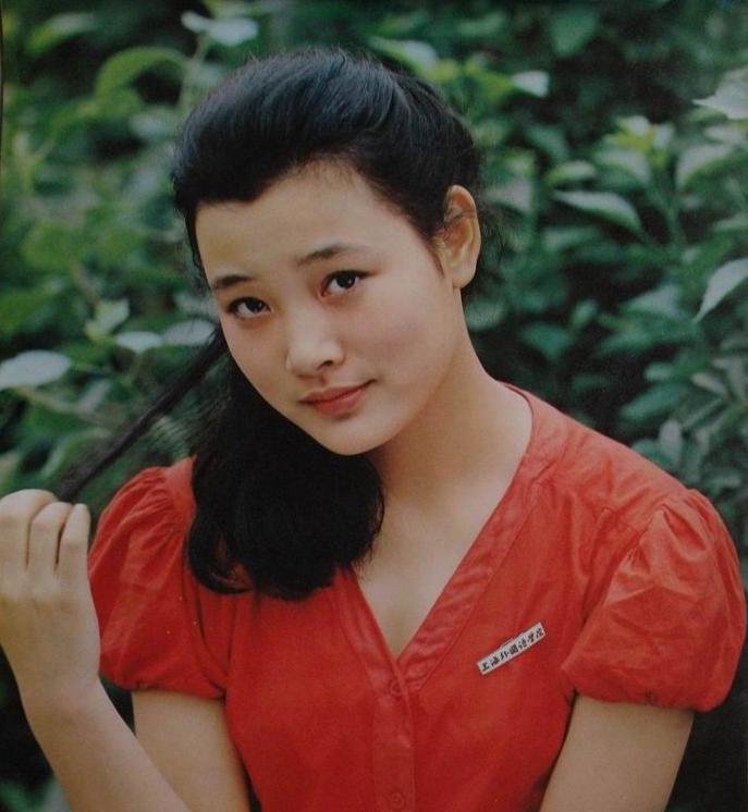 当年最年轻百花影后,两女儿美若天仙,出生在医