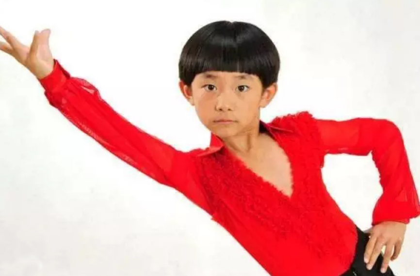 为高考蓄须明志?易烊千玺穿黑背心留胡子,男大